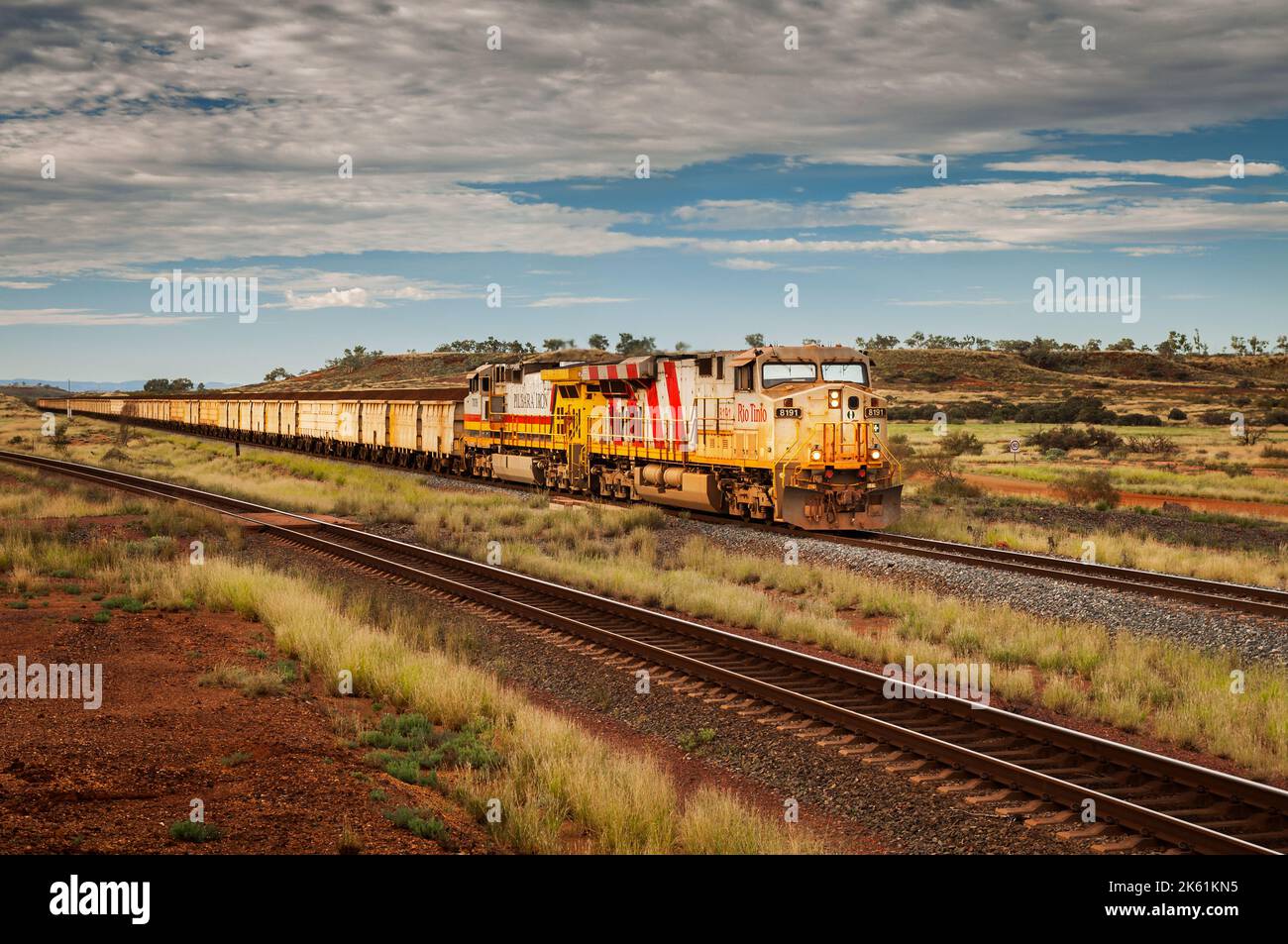 Chemin de fer Rio Tinto transportant du minerai de fer vers la côte. Banque D'Images