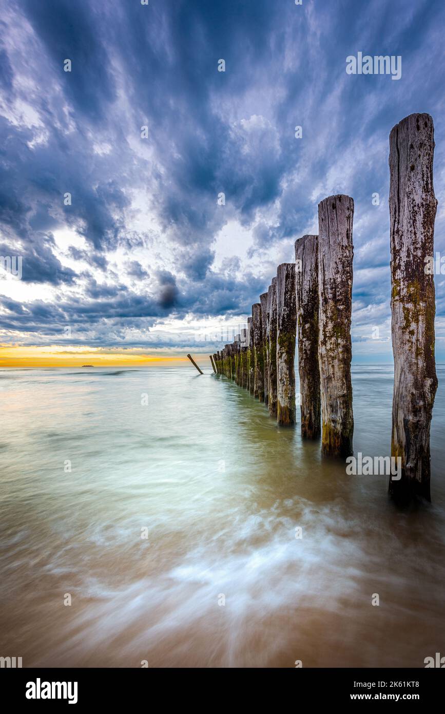 Brise-lames au coucher du soleil, France, Côte d'Opale, Sangatte Banque D'Images