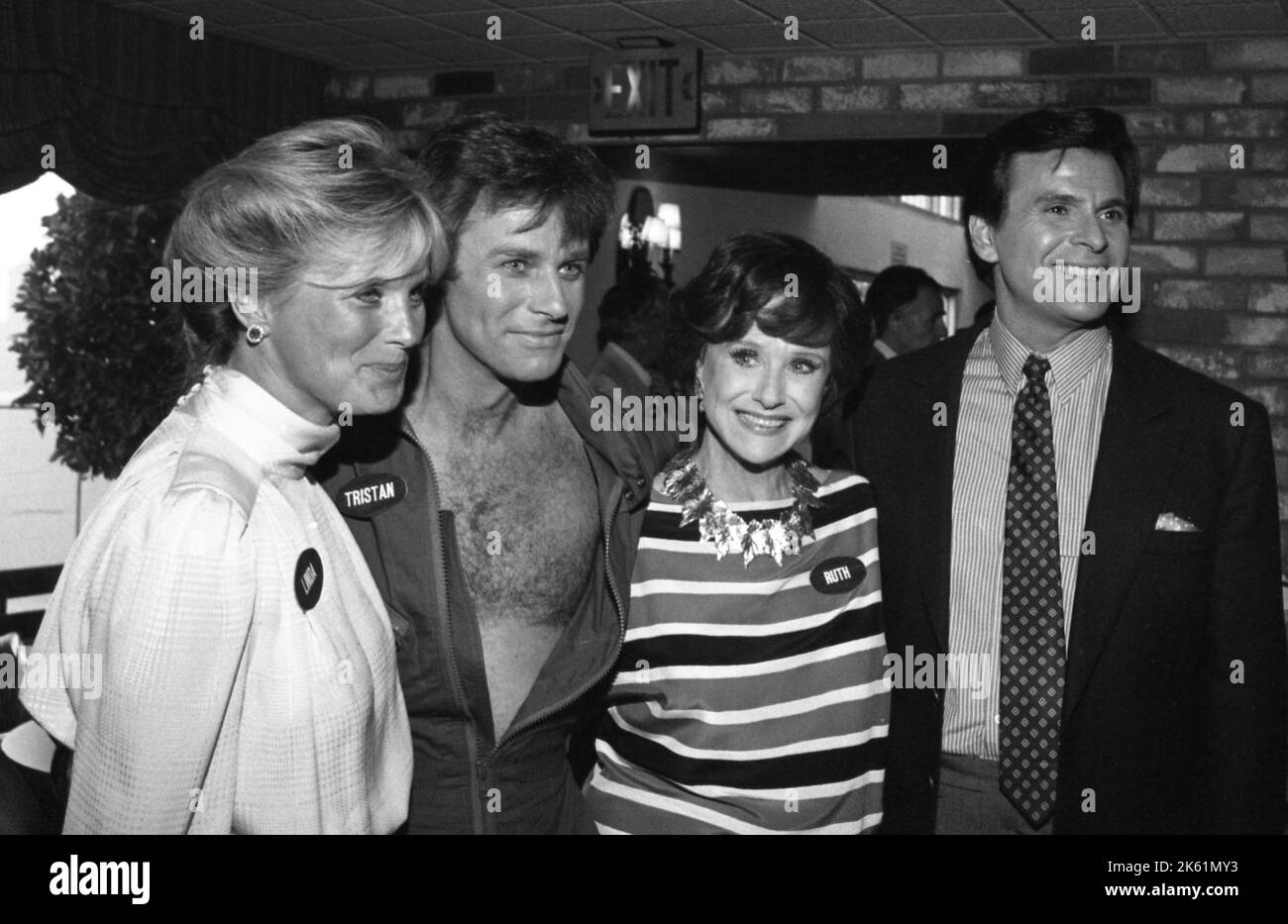 Linda Evans avec Tristan Rogers, Ruth Warrick et Stuart Damon à la famille Feud All-Star Premier Time cocktail spécial après partie avec des acteurs de l'hôpital général, tous mes enfants, Dynasty et Knott's Landing sur 25 juillet 1982. Crédit: Ralph Dominguez/MediaPunch Banque D'Images