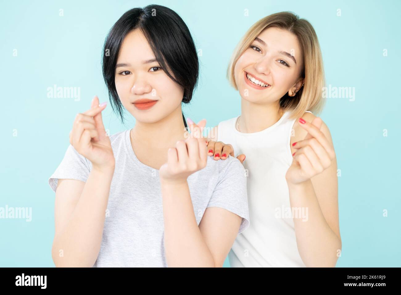 doigt coeur heureux femmes amis tolérance ethnique Banque D'Images