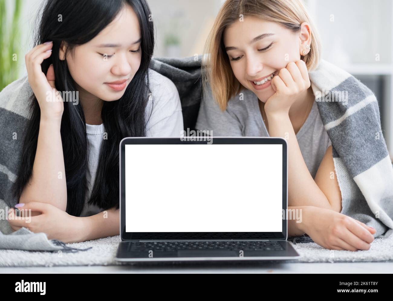 la conférence virtuelle les amis femmes heureux à la maison Banque D'Images