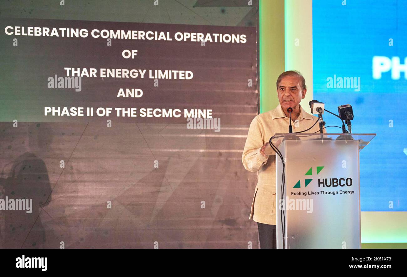 Tar. 10th octobre 2022. Le Premier ministre pakistanais Shahbaz Sharif s'adresse à la cérémonie d'opérations commerciales du projet de centrale électrique de Thar Coal Block-II dans le désert de Thar, dans la province de Sindh, au sud du Pakistan, le 10 octobre 2022. POUR ALLER AVEC 'CPEC charbon pour fournir de l'électricité propre à bas prix aux consommateurs: Pakistan PM' crédit: Tang Binhui/Xinhua/Alamy Live News Banque D'Images