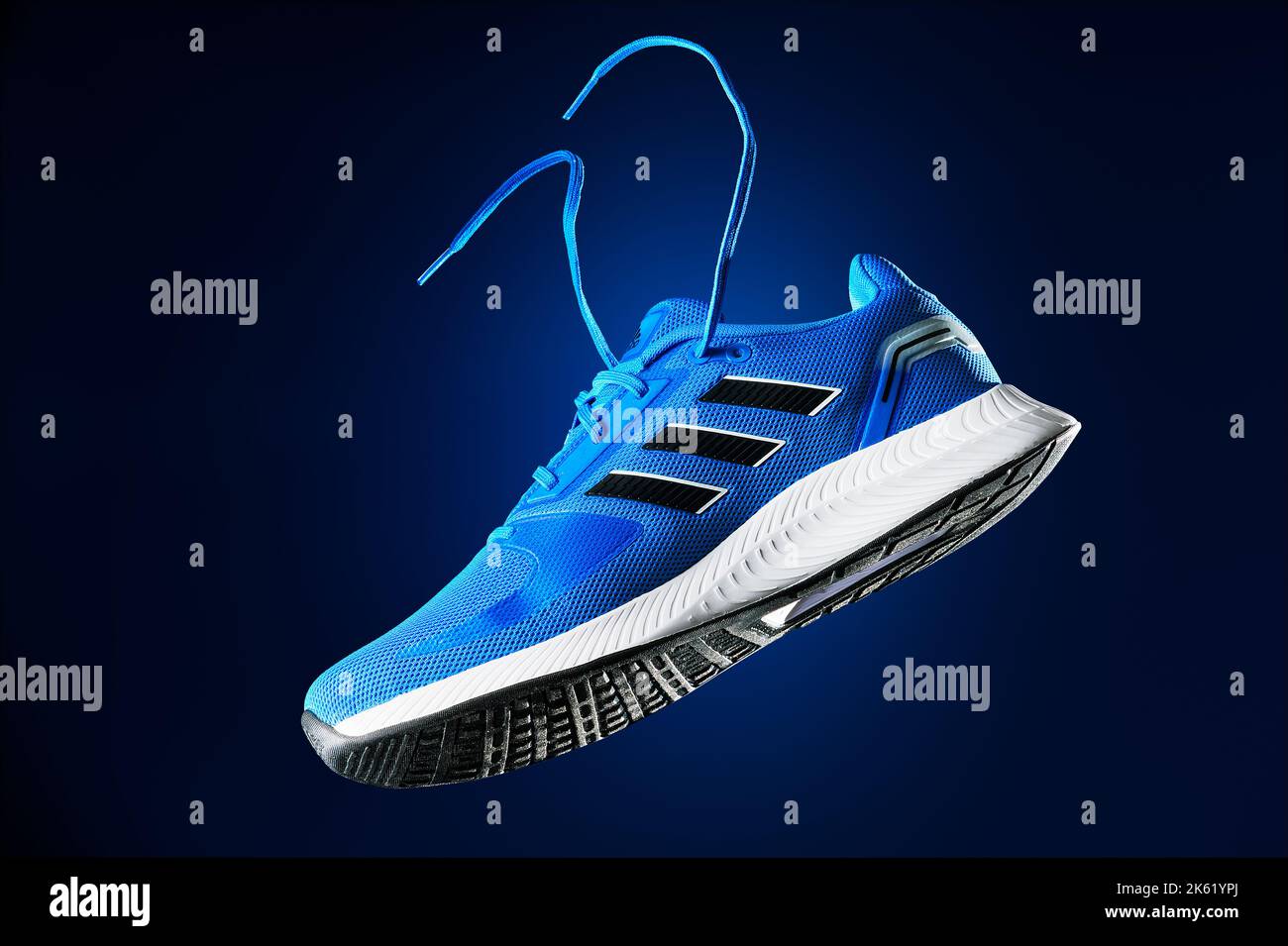 3.10.2022 Estonie, Tallinn: chaussures adidas runfalcon. Chaussures de course à pied Adidas, couleur bleu orange Banque D'Images