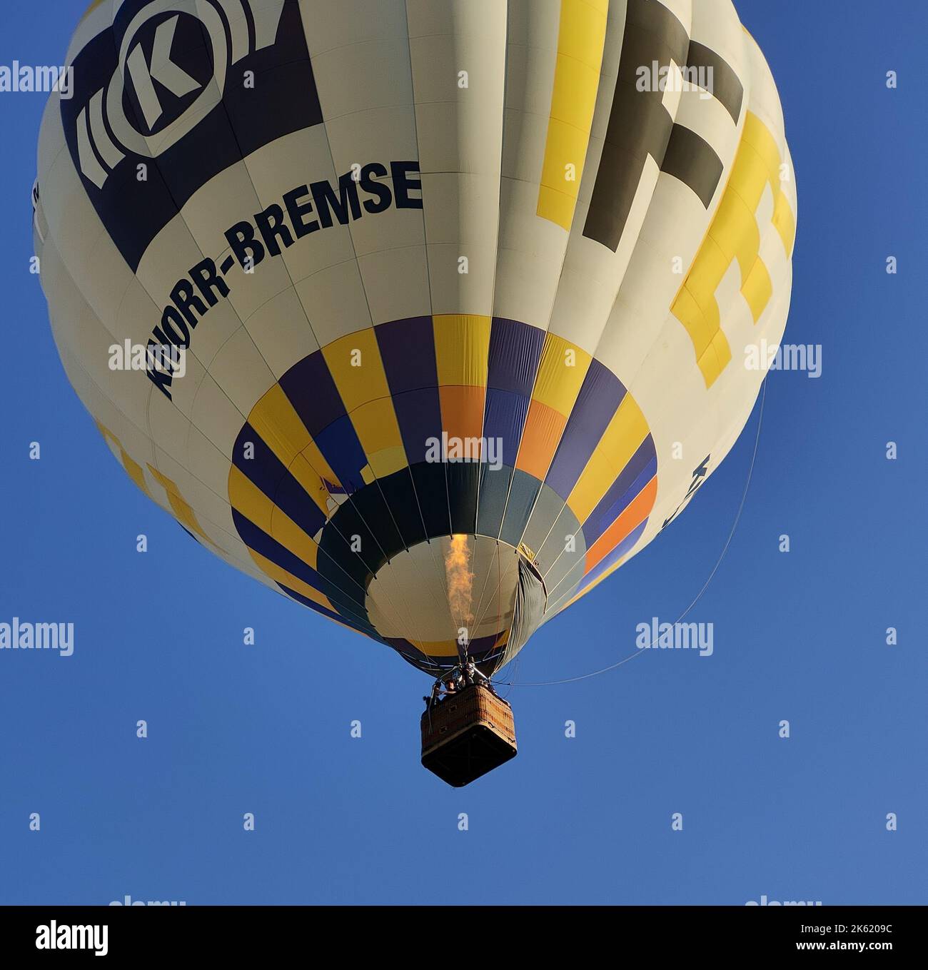 Un cliché à faible angle du ballon d'air chaud Knorr-Bremse avec une flamme Banque D'Images