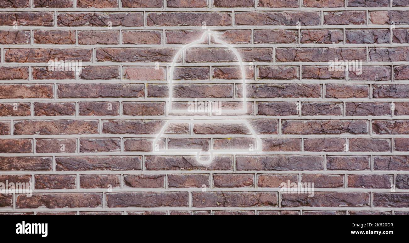 Combinaison d'une icône de sonnerie de notification lumineuse numérique contre un mur de briques, espace de copie Banque D'Images