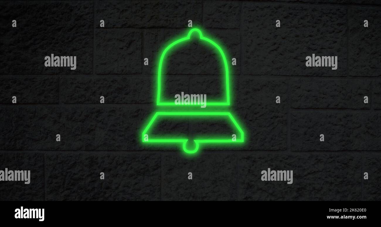 Combinaison de l'icône de la cloche de notification numérique verte illuminant le mur, espace de copie Banque D'Images
