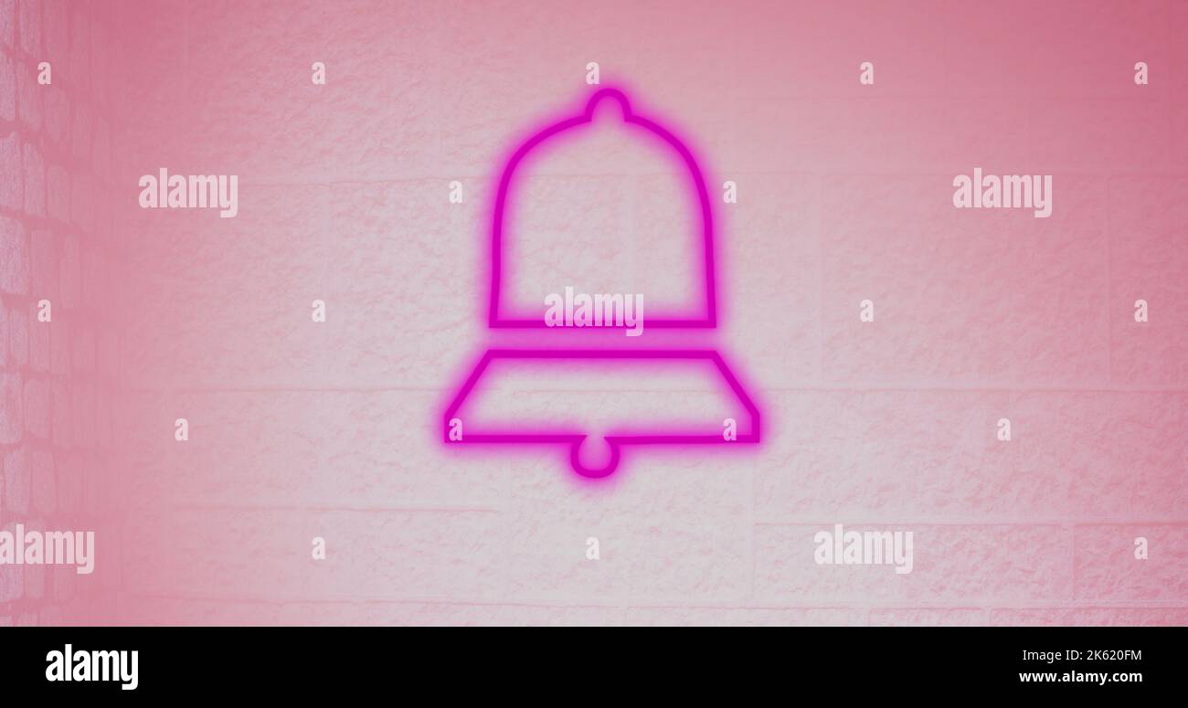 Combinaison d'une icône de sonnerie de notification numérique éclairée contre un mur rose, espace de copie Banque D'Images