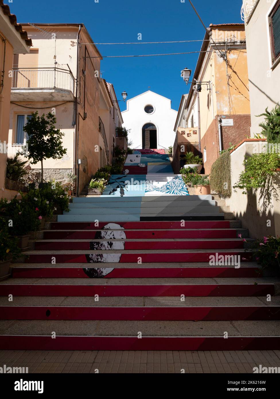 Les escaliers de Sainte-Lucie menant à l'église de Sainte-Lucie, Arzachena, Sassari, Sardaigne, Italie. Banque D'Images
