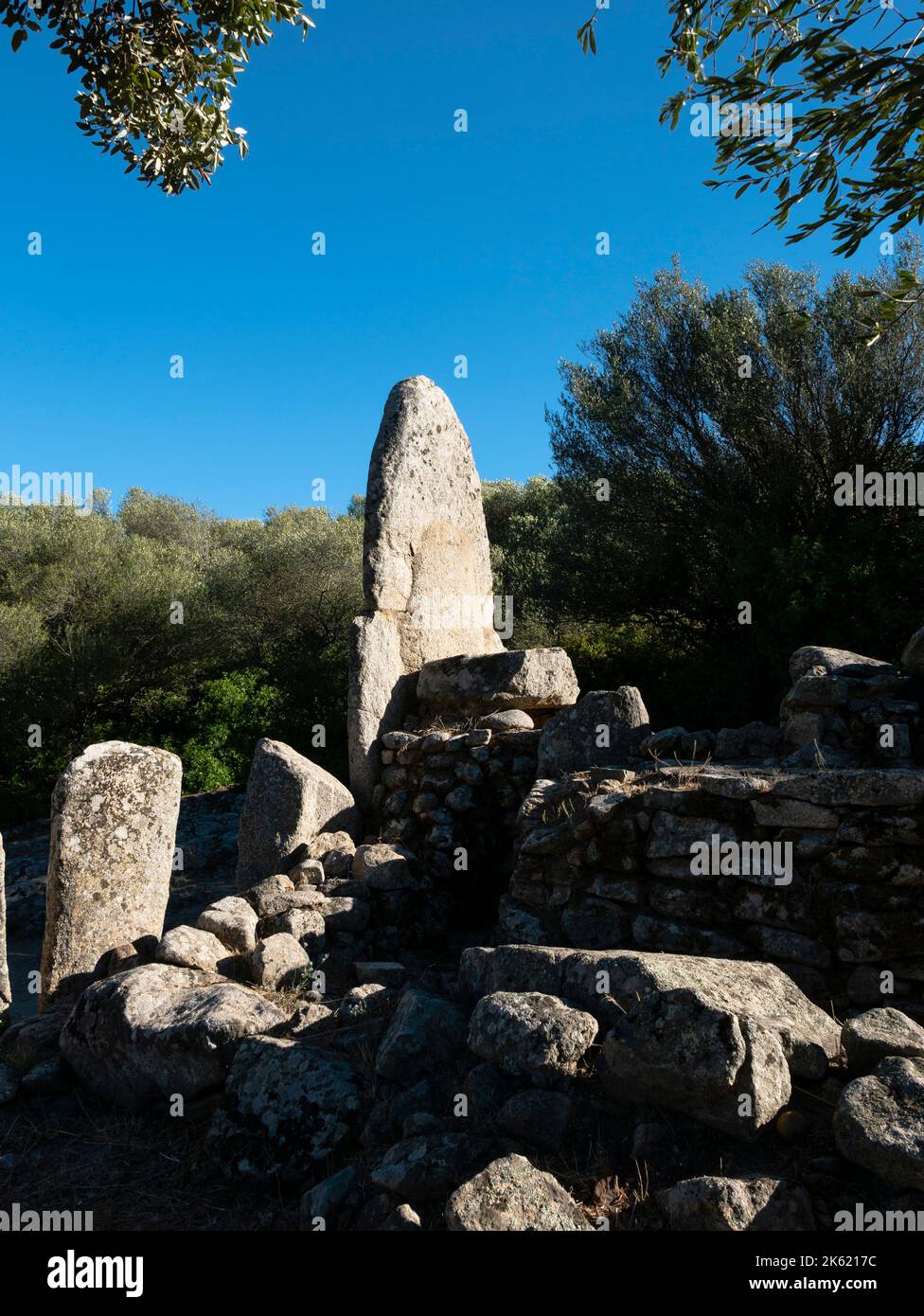 Tombe des géants, (Tomba dei Giganti di Coddu Vecchiu), Arzachena, Sardaigne, Italie. Banque D'Images