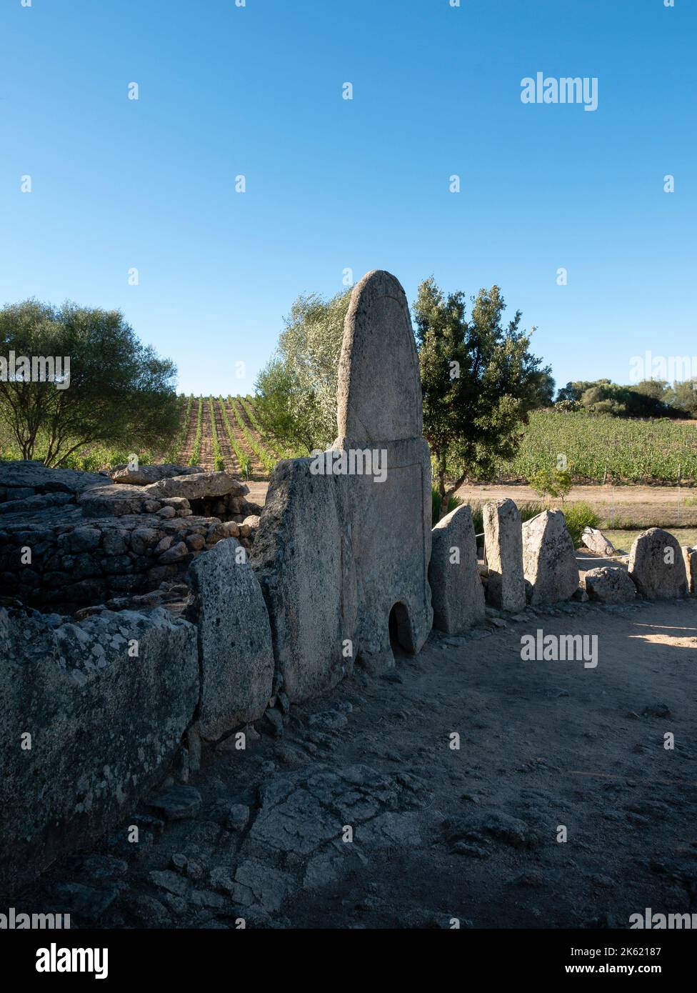 Tombe des géants, (Tomba dei Giganti di Coddu Vecchiu), Arzachena, Sardaigne, Italie. Banque D'Images