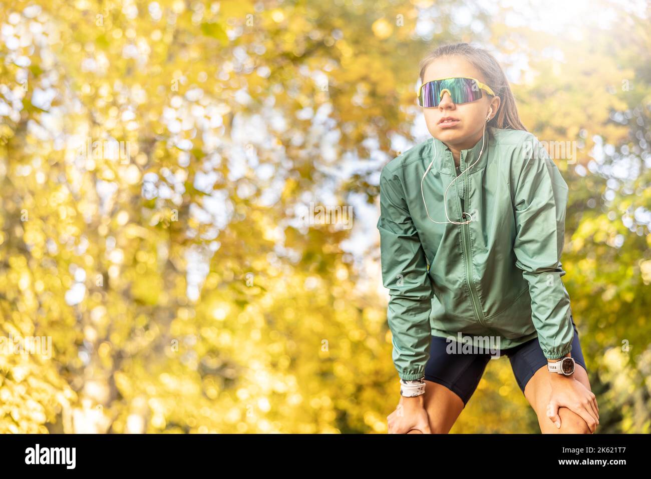 Un jeune athlète se concentre sur la course au lever ou au coucher du soleil. Banque D'Images