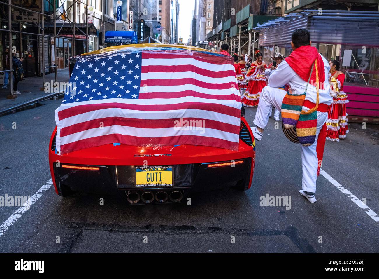 New York, New York, États-Unis. 10th octobre 2022. Le défilé de la Journée hispanique de New York est l'un des points forts du mois du patrimoine hispanique de New York célébrant la culture latina des pays hispanophones partageant un certain héritage mutuel de l'époque coloniale. Desfile de la Hispanidad est un mélange de marcheurs, danseurs, flotteurs de pays d'Amérique centrale et du Sud ainsi que d'Espagne. (Image de crédit : © Milo Hess/ZUMA Press Wire) Banque D'Images