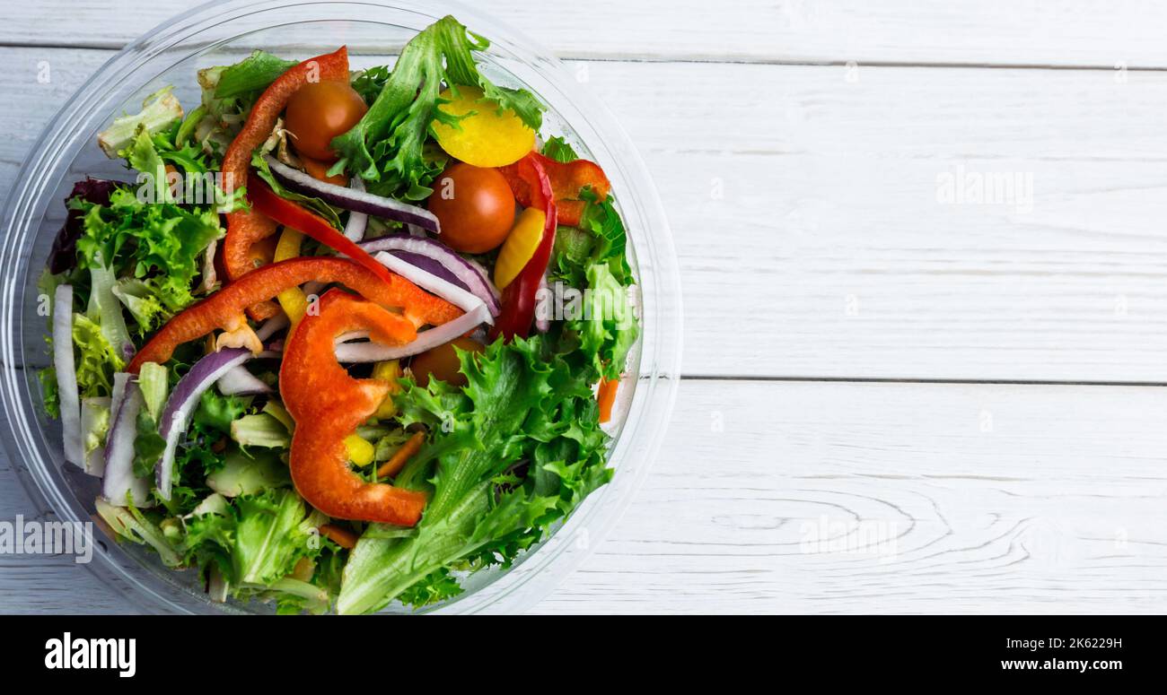 Vue en hauteur de la salade de légumes frais dans un bol en verre sur une table en bois, espace de photocopie Banque D'Images