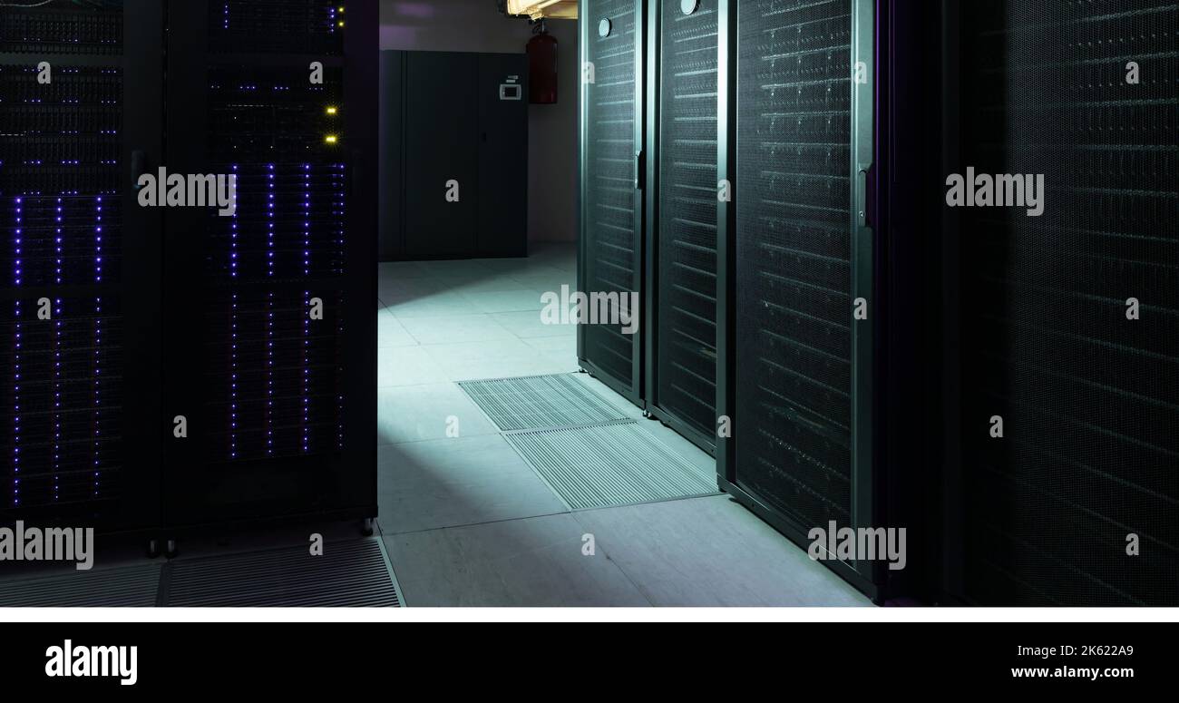 Racks de serveurs avec serveur noir et système de stockage de données dans la salle, espace de copie Banque D'Images