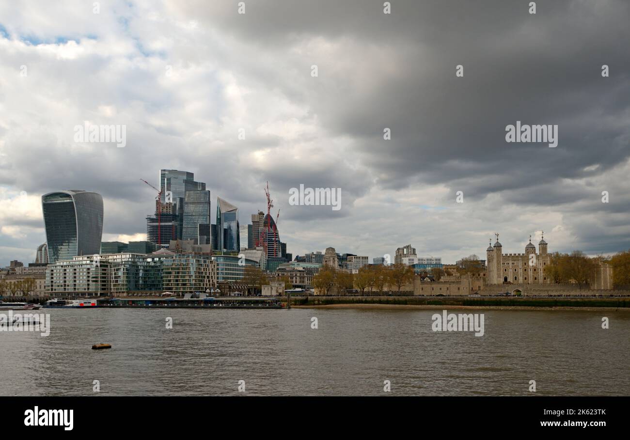 La Cité de Londres, avec la Tour sur la droite. Banque D'Images