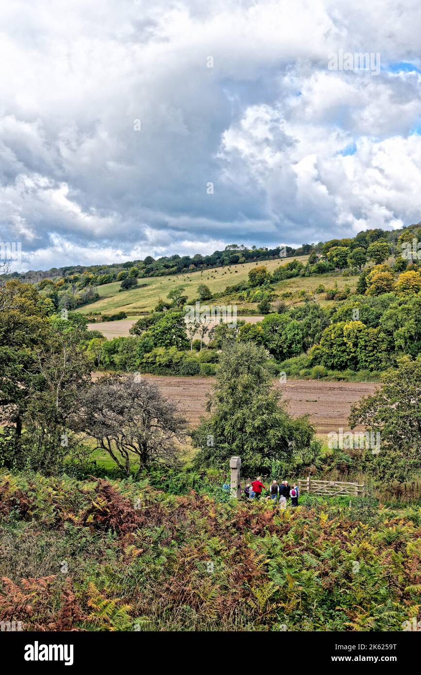 Un groupe de randonneurs âgés debout près du mémorial Samuel Wilberforce à Abinger Roughs dans les collines de Surrey, lors d'une journée automnale près de Dorking Angleterre Banque D'Images