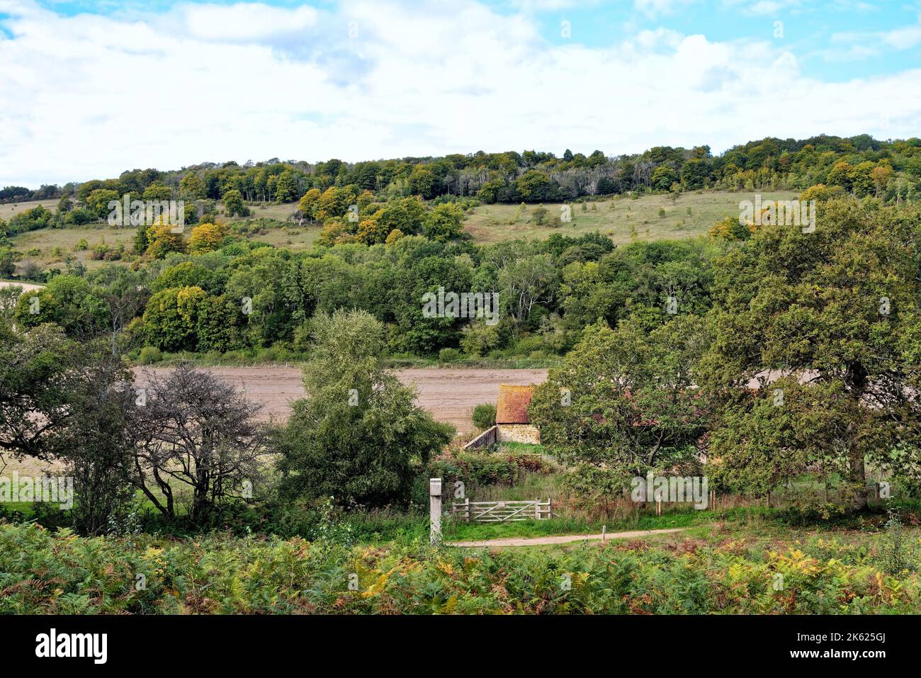 Le mémorial Samuel Wilberforce et Leasers Barn dans les collines de Surrey à Abinger Roughs près de Dorking, un jour d'automne Angleterre Royaume-Uni Banque D'Images