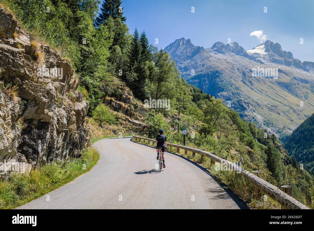 Cycliste sur la route de Saint-Christophe-en-Oisans à la Berade, Alpes françaises, septembre 2022. Banque D'Images