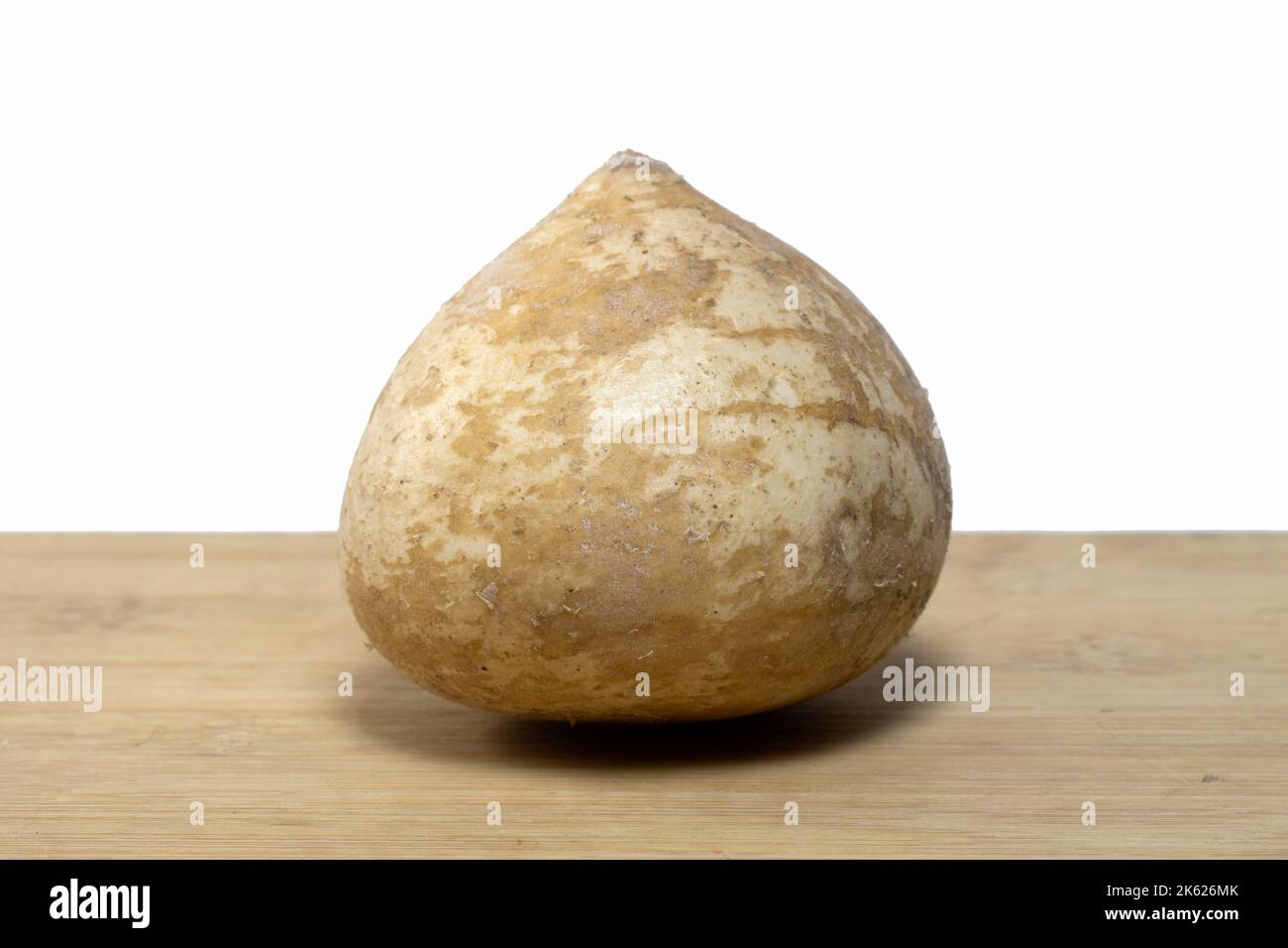 Pachyrhizus erosus, Jicama entier isolé sur fond blanc Banque D'Images