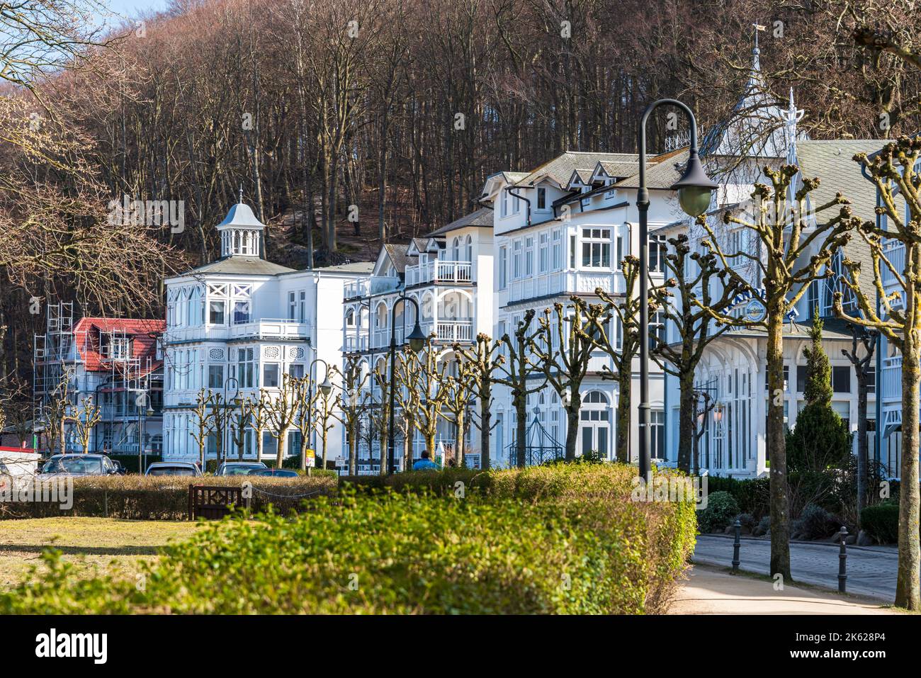 Stilvoll ergerichtete historische weiße Häuser an der Strandpromenade von Binz auf der Insel Rügen Banque D'Images