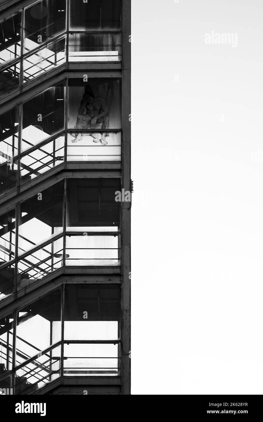 Échelle de gris verticale d'un escalier du bâtiment Banque D'Images