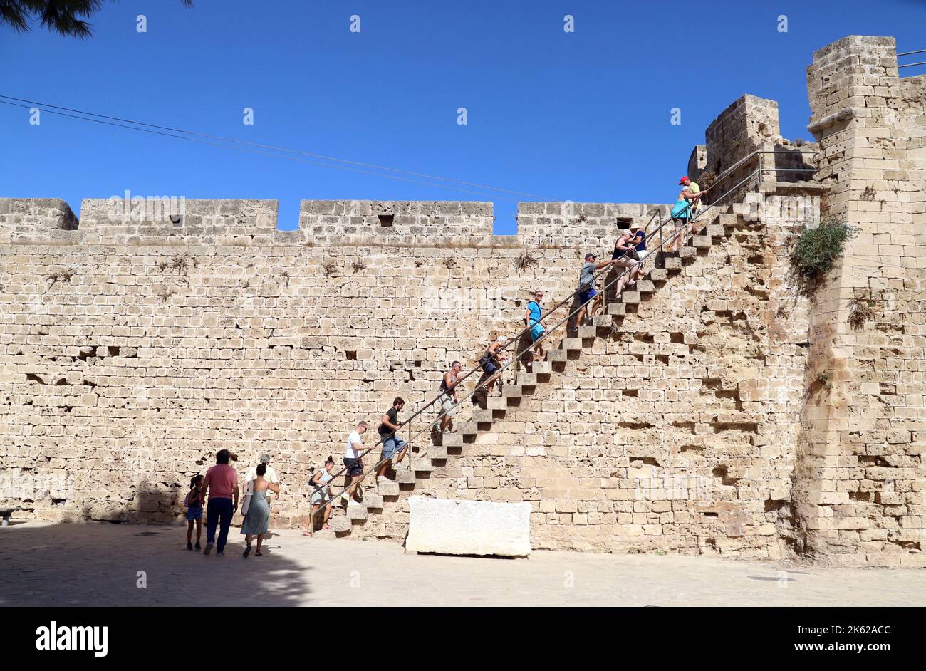 Les touristes grimpant les marches sur les murs de la vieille ville, Famagousta (Gazimagusa) République turque de Chypre-Nord Banque D'Images
