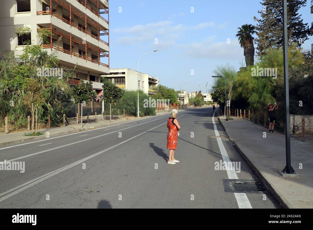 Touristes dans les rues désertes de la ville fantôme de Varosha, 'ville fantôme' de Famagust.Repulic turc du nord de Chypre Banque D'Images