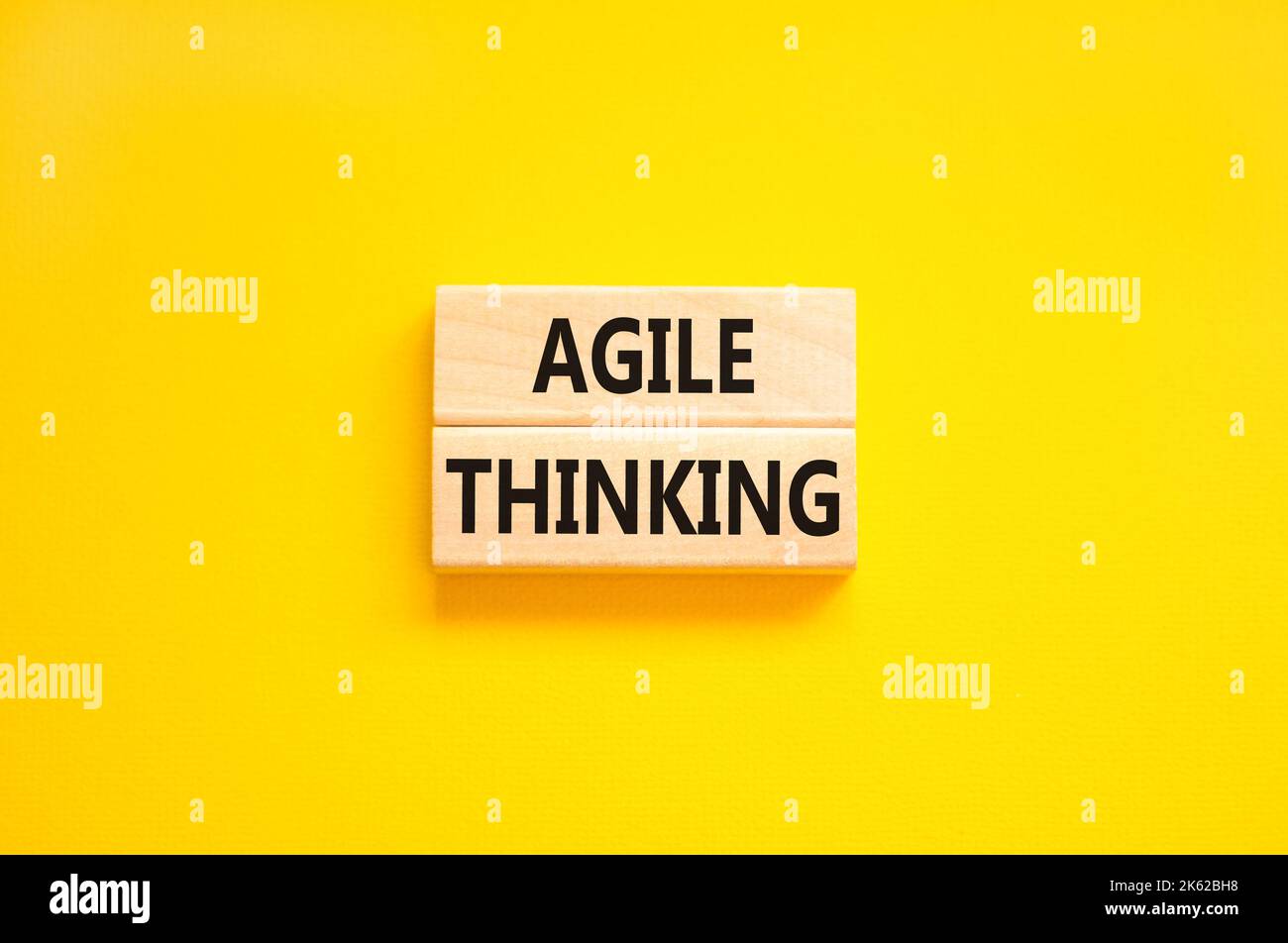 Symbole de pensée agile. Concept mots Agile penser sur des blocs de bois. Magnifique table jaune fond jaune. Pensée flexible et agile c Banque D'Images