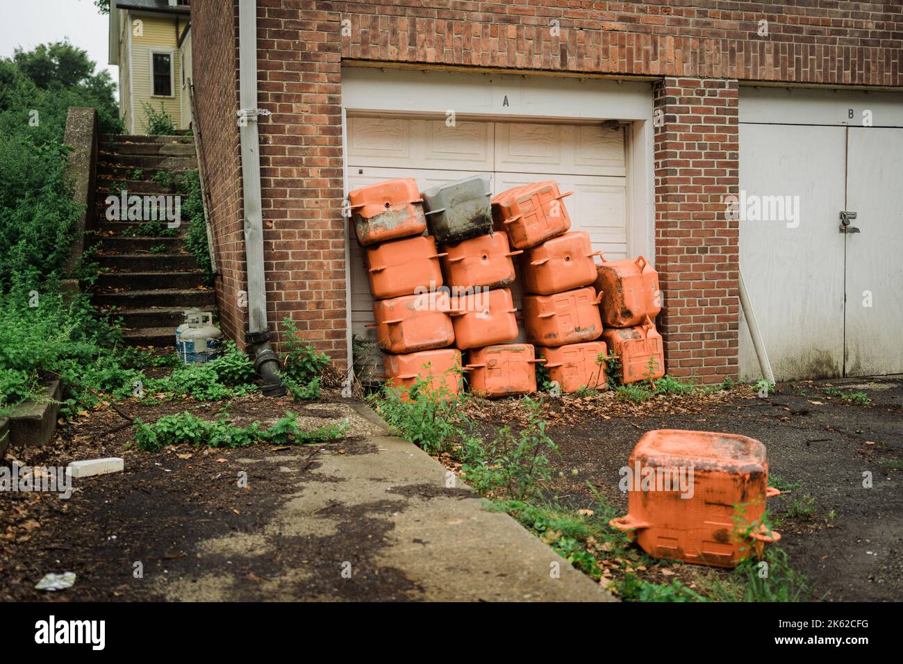 Piles de boîtes de plastique orange, Governors Island, Manhattan, New York Banque D'Images