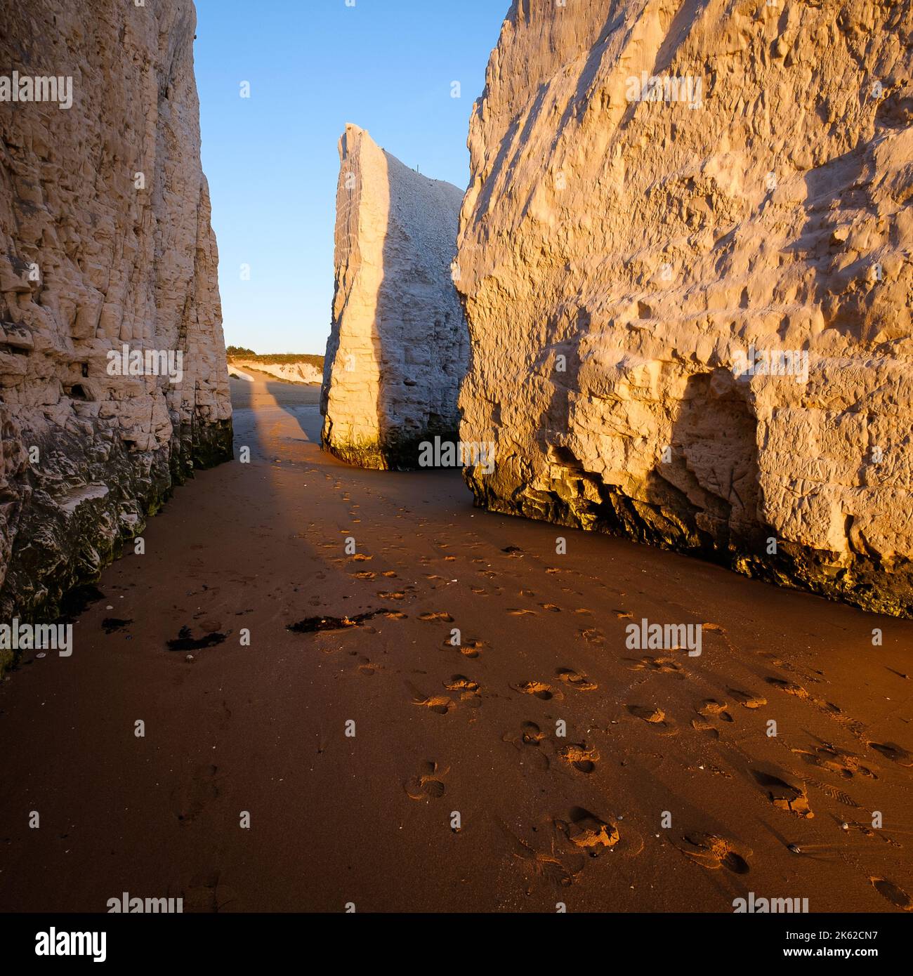 Lever du soleil sur les cheminées de craie sur la plage à Botany Bay, Thanet, Kent Banque D'Images