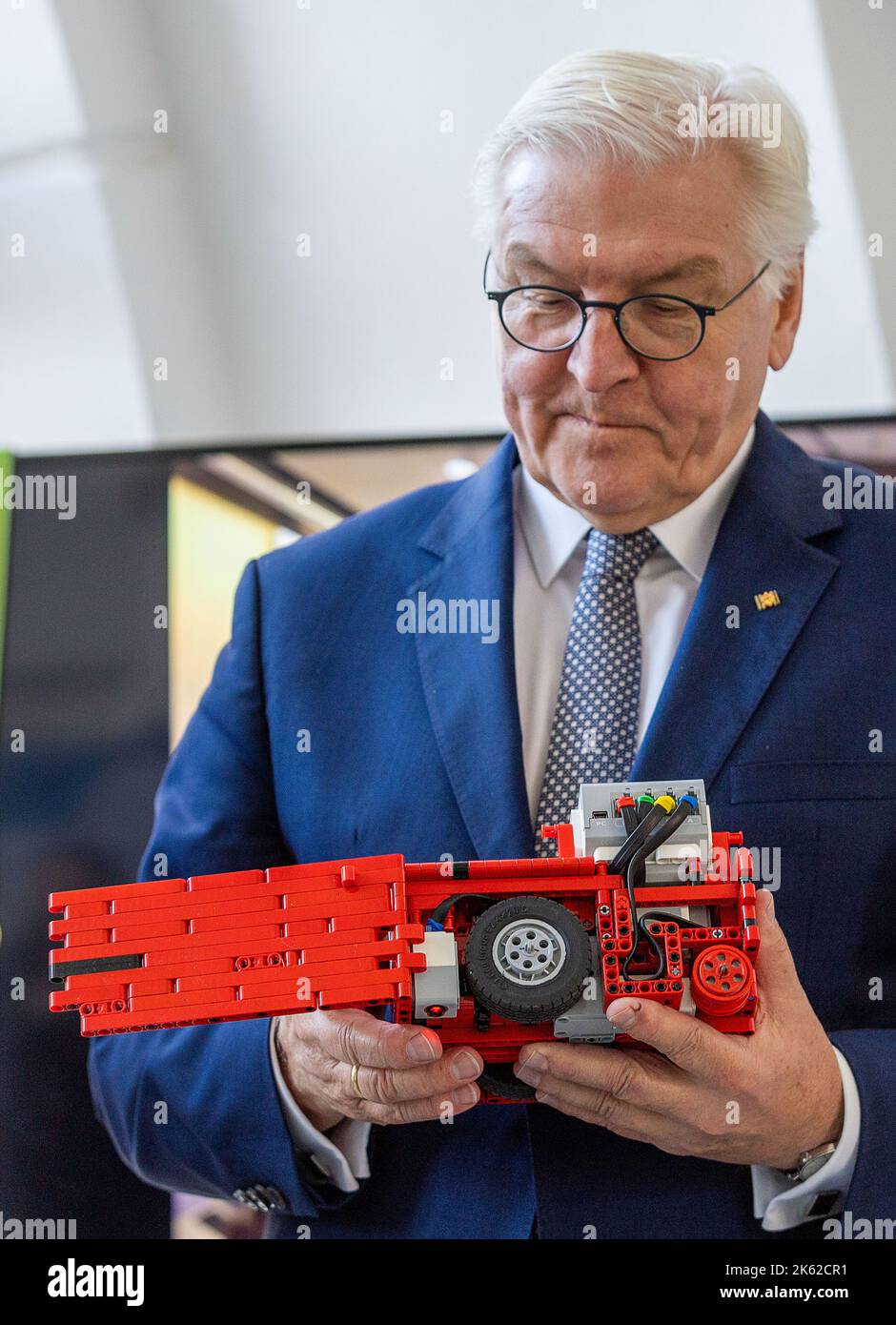 11 octobre 2022, Mecklembourg-Poméranie occidentale, Neustrelitz: Le président fédéral Frank-Walter Steinmeier tient un véhicule robot dans le club de robot de l'école 'CaroAces' au Gymnasium Carolinum. Dans un contexte de manifestations contre la politique énergétique et de doutes croissants sur la démocratie, le président allemand a déplacé sa résidence officielle dans l'ancienne ville résidentielle de Mecklembourg-Poméranie occidentale pour trois jours et cherche à s'entretenir directement avec les citoyens lors de divers événements. La petite ville de l'est du Mecklembourg est la quatrième étape de la série "heure locale de l'Allemagne" lancée par Steinmeier Banque D'Images