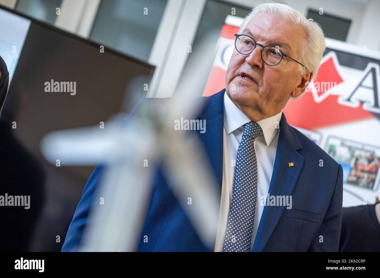 11 octobre 2022, Mecklembourg-Poméranie occidentale, Neustrelitz: Le Président fédéral Frank-Walter Steinmeier visite le club de robots de l'école 'CaroAces' au Gymnasium Carolinum. Dans un contexte de manifestations contre la politique énergétique et de doutes croissants sur la démocratie, le président allemand a déplacé sa résidence officielle dans l'ancienne ville résidentielle de Mecklembourg-Poméranie occidentale pour trois jours et cherche à s'entretenir directement avec les citoyens lors de divers événements. La petite ville de l'est du Mecklembourg est le quatrième arrêt de la série 'heure locale de l'Allemagne' lancée par Steinmeier au début o Banque D'Images