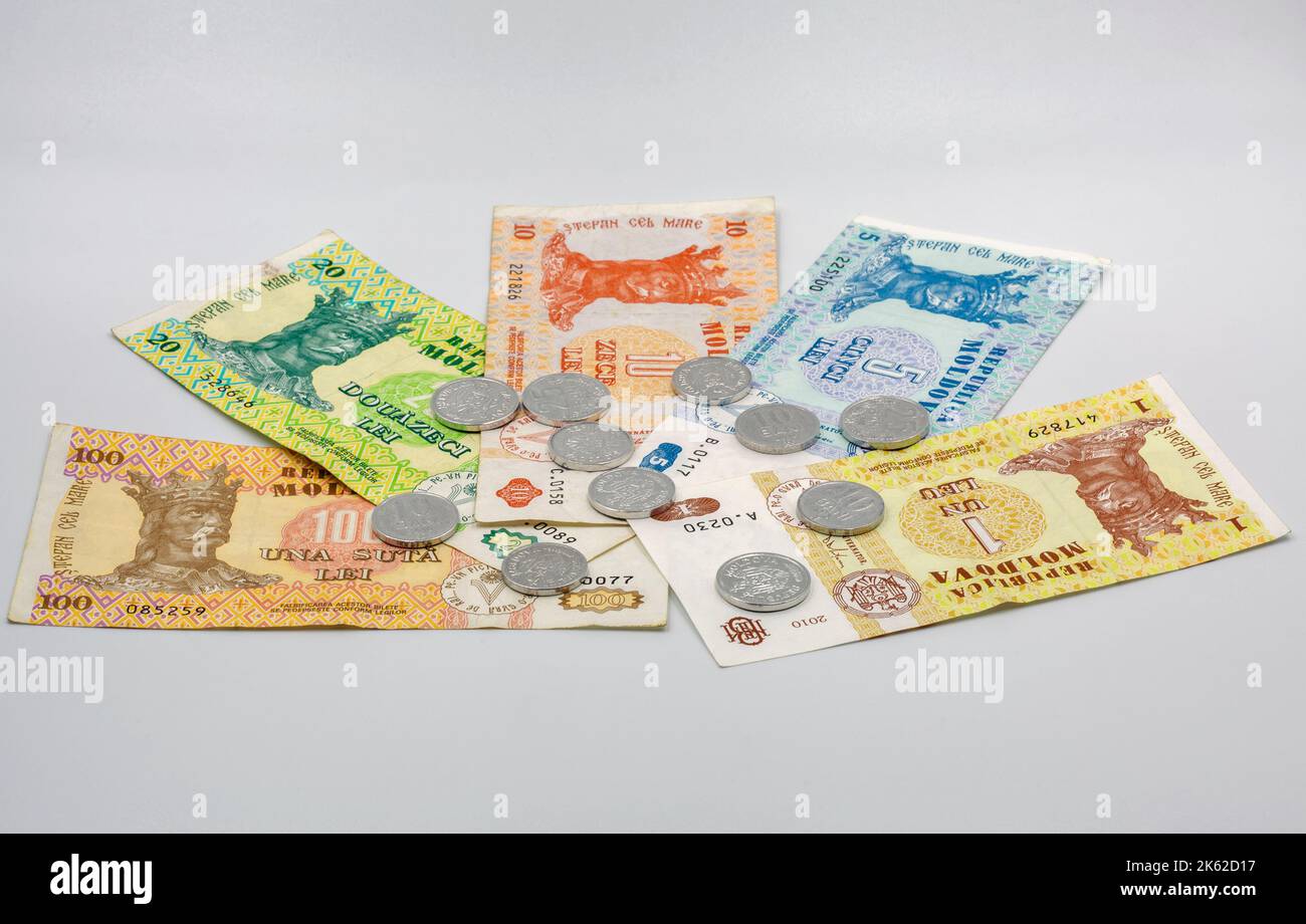 gros plan sur les pièces blanches et les billets en papier de Moldova avec le portrait de Stephen le Grand le prince de Moldavie Banque D'Images