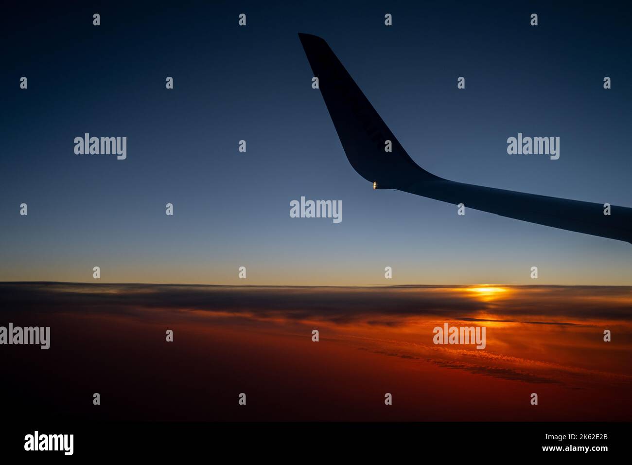 Une aile d'avion au coucher du soleil. Banque D'Images