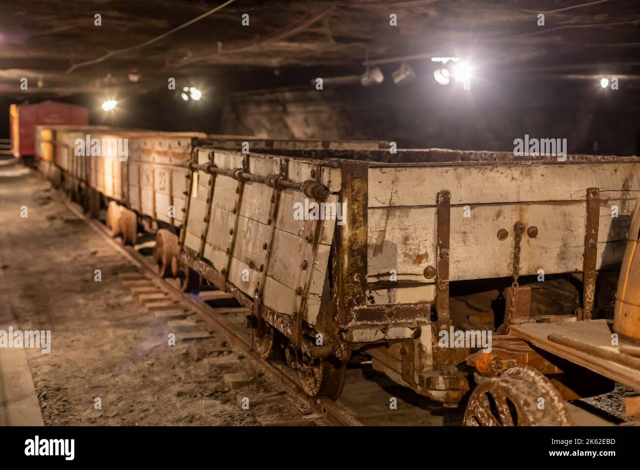Hutchinson, Kansas - les vieilles voitures de mine sont exposées au Musée souterrain de la mine de sel de Strataca. Les visiteurs peuvent descendre 650 pieds et visiter les sections qui ont Banque D'Images