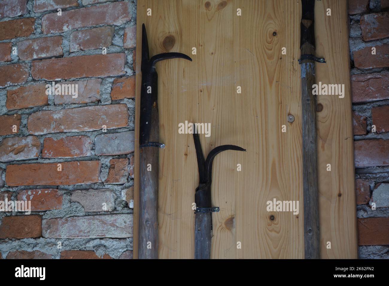 Un gros plan de vieux bâtons de brochet attaché à la surface en bois. Banque D'Images