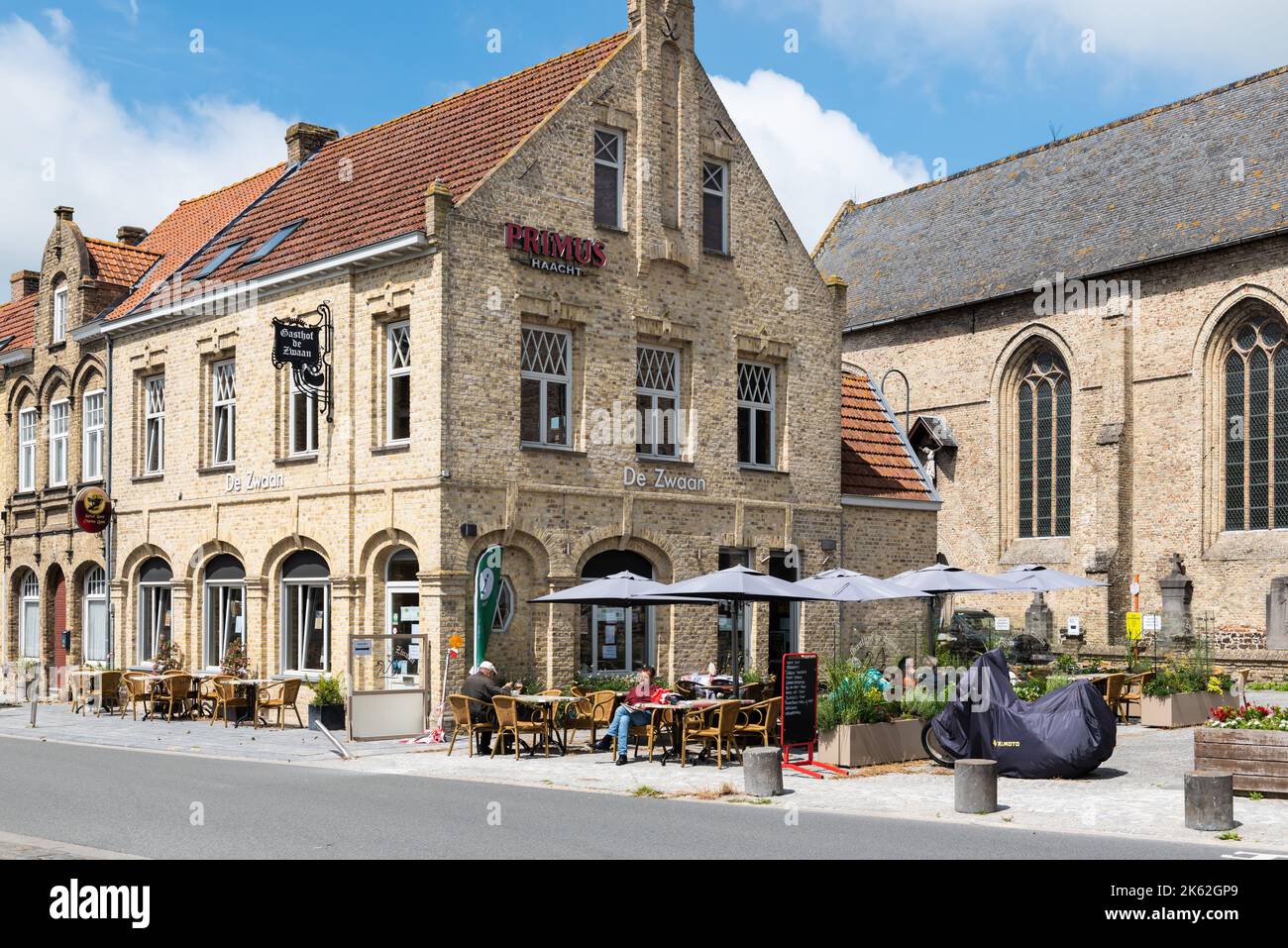 LO-rening, région Flandre Occidentale - Belgique - 07 17 2021 terrasses ensoleillées sur la place principale du marché dans la vieille ville Banque D'Images