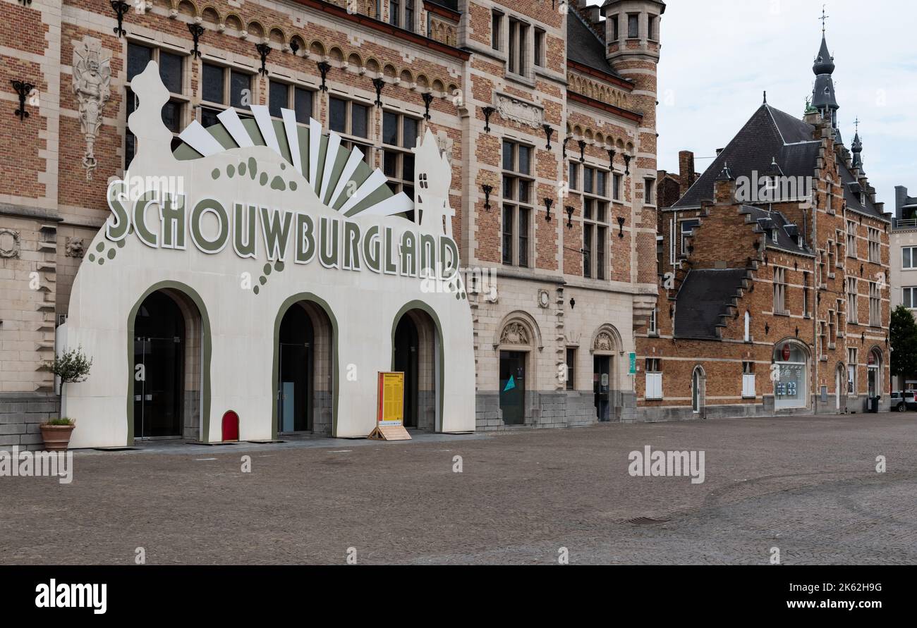 Kortrijk, région de Flandre Occidentale - Belgique - 07 10 2021 façade du théâtre et de la place Banque D'Images