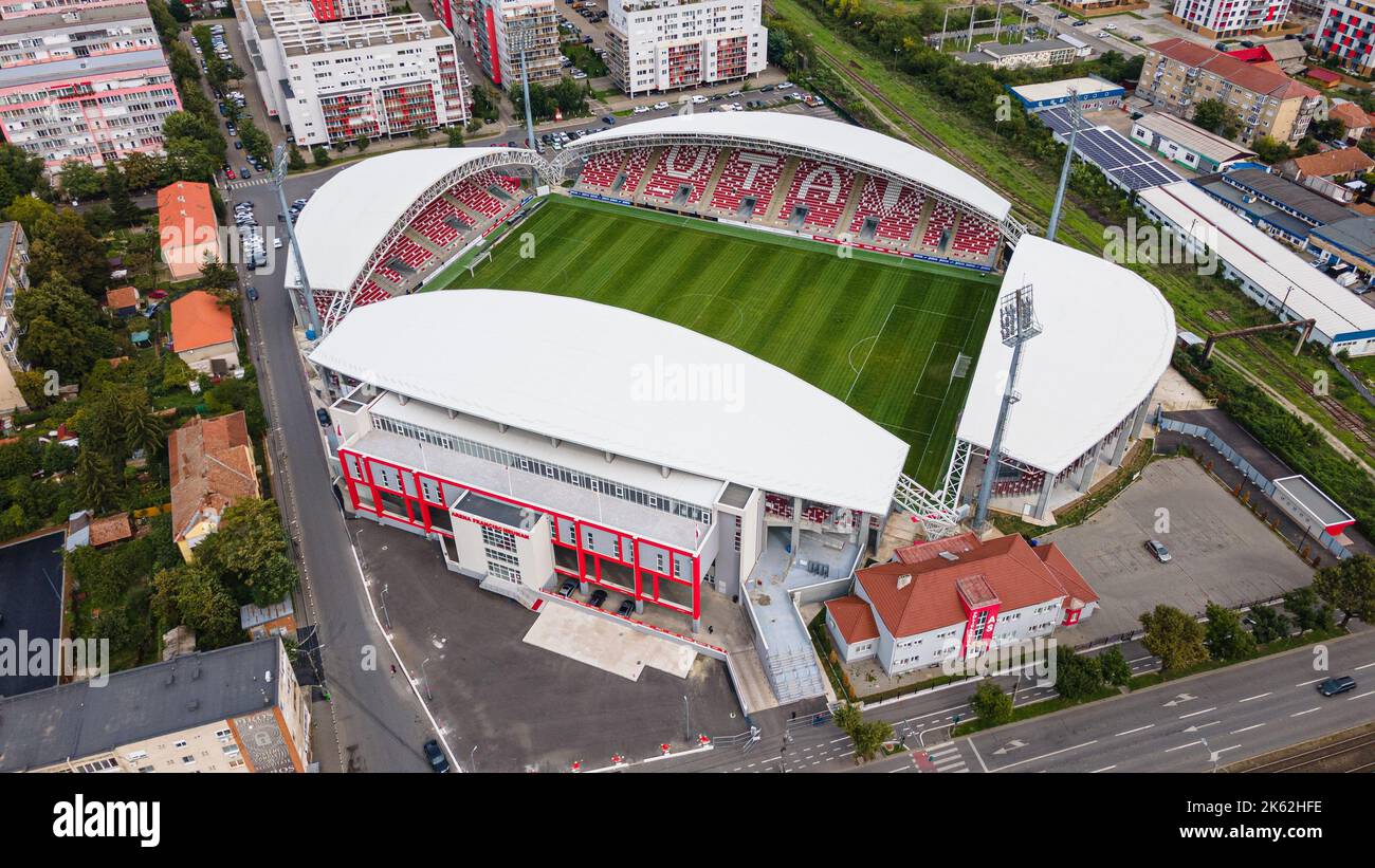 Vue aérienne du stade UTA dans la ville d'Arad, Roumanie avec un paysage urbain magnifique. La photographie a été prise à partir d'un drone à une altitude plus élevée avec le stadi Banque D'Images