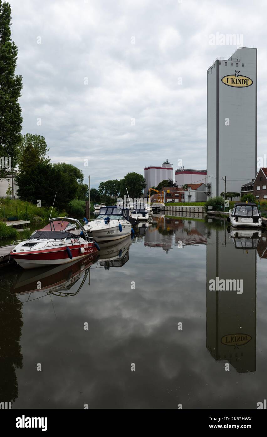 Zwevegem, région de Flandre orientale - Belgique - 07 11 2021 Port et réflexions d'un moulin à grain Banque D'Images