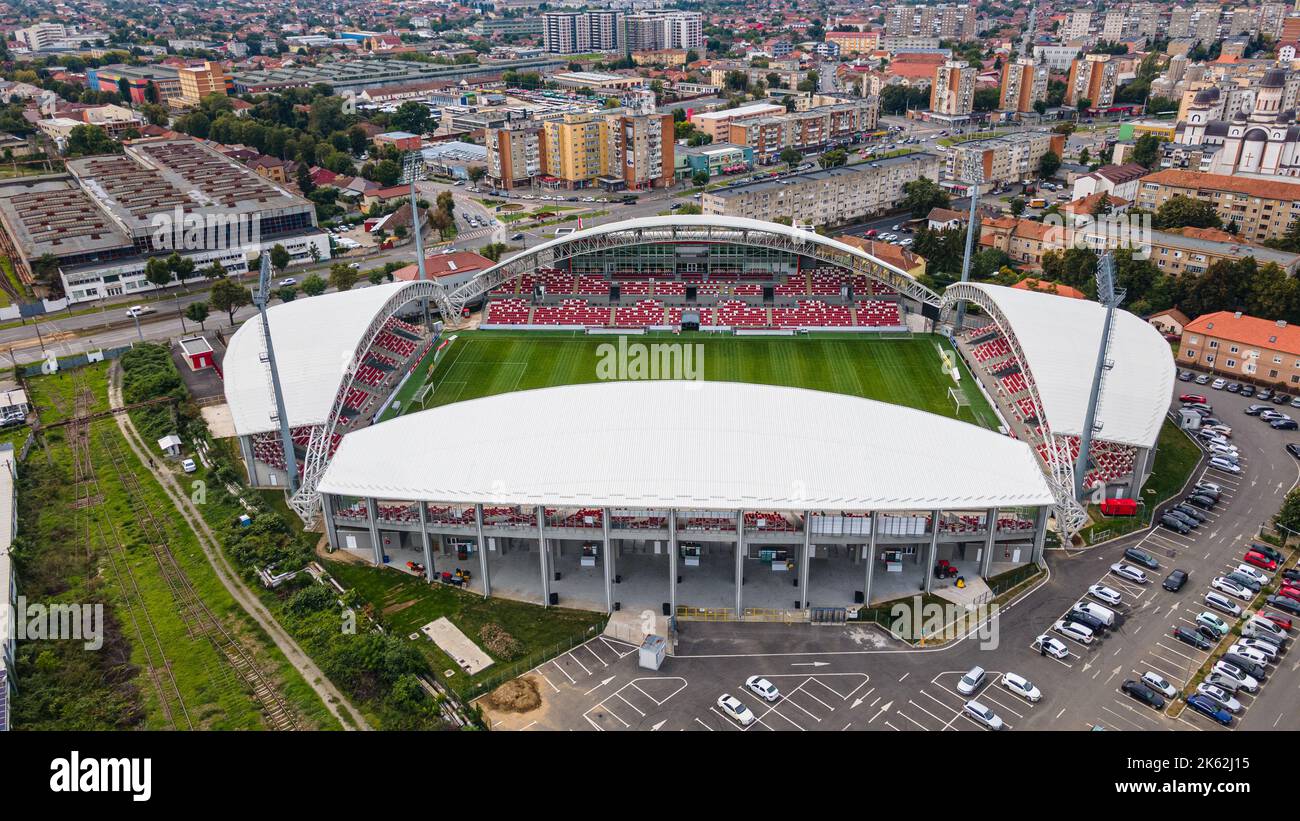 Vue aérienne du stade UTA dans la ville d'Arad, Roumanie avec un paysage urbain magnifique. La photographie a été prise à partir d'un drone à une altitude plus élevée avec le stadi Banque D'Images