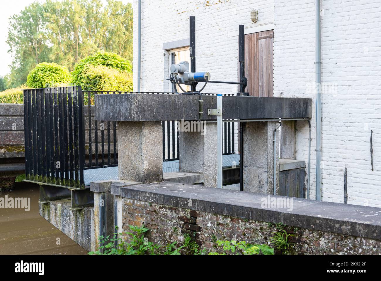 Zwalm, région de Flandre orientale - Belgique - 07 14 2021 Moulin à eau et arbre se reflétant dans une petite crique Banque D'Images