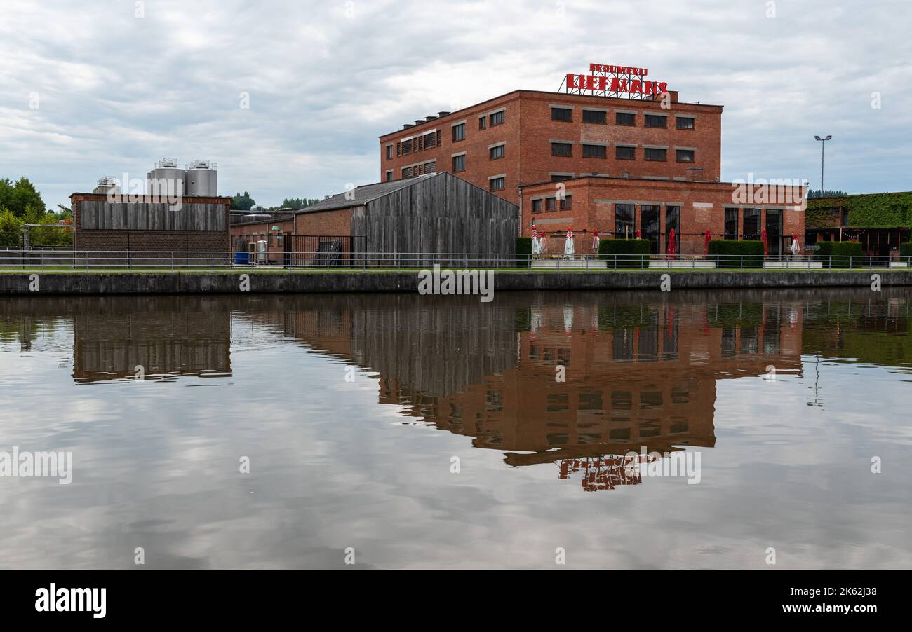 EName, région de Flandre orientale - Belgique - 07 11 2021 la façade de la brasserie Liefmans dans la rivière Escaut Banque D'Images