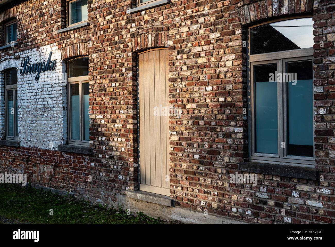 Zwalm, région de Flandre orientale - Belgique - 07 14 2021 Maison en pierre restaurée d'un moulin à eau, maintenant un restaurant Banque D'Images