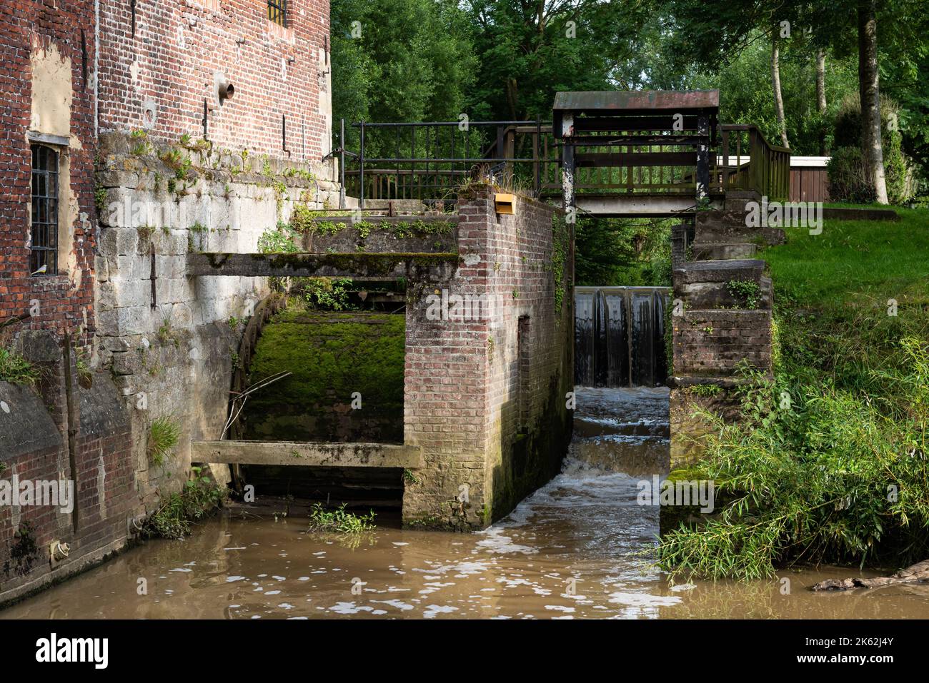 Zwalm, région de Flandre orientale - Belgique - 07 14 2021 Moulin à eau en action à un ruisseau dans la vallée de Zwalm Banque D'Images