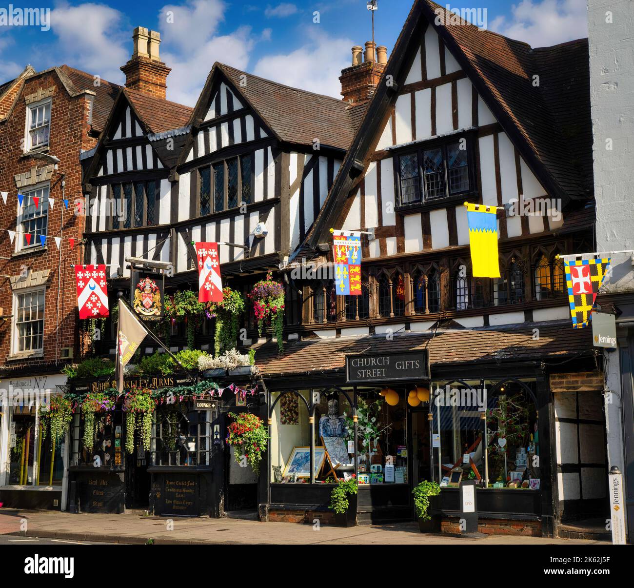 Les beaux bâtiments à colombages de Church Street Gifts et des Berkeley Arms à Tewkesbury Banque D'Images