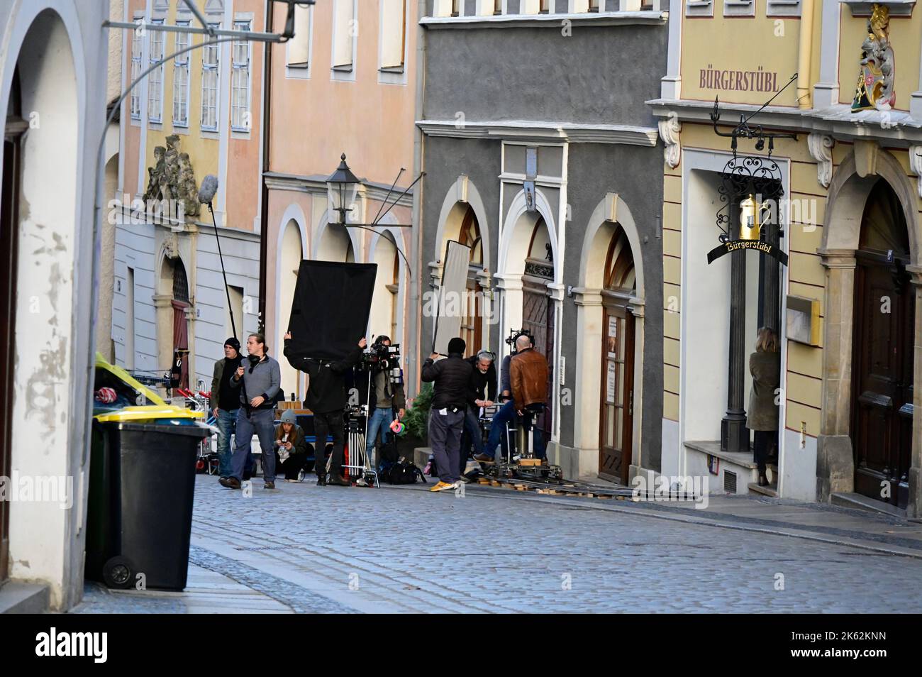 Im Bild: Hauptdarsteller Götz Schubert. Erster Drehtag zu Teil 14 der Krimiserie `Wolfsland' auf der Neißstraße vor dem set der historischen Gaststätt Banque D'Images