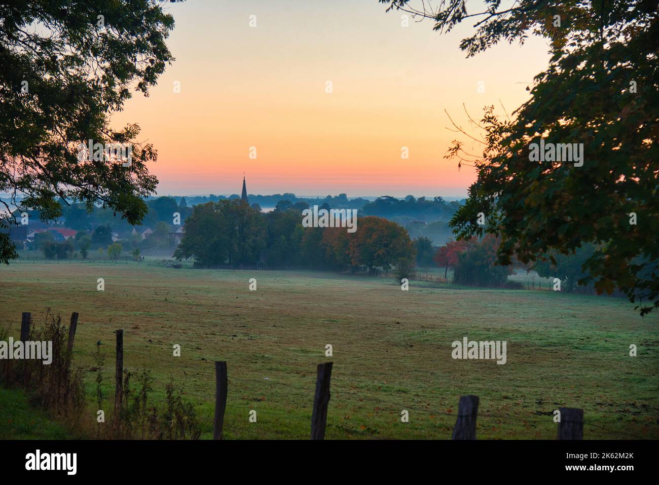 Matin brumeux près de Plailly dans le Val d'Oise en France Banque D'Images
