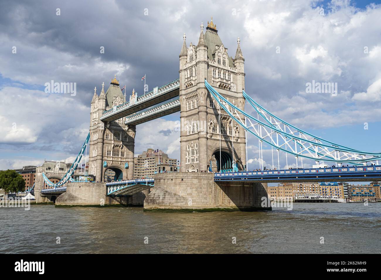 Le Tower Bridge sur la Tamise à Londres, Angleterre Royaume-Uni UK Banque D'Images