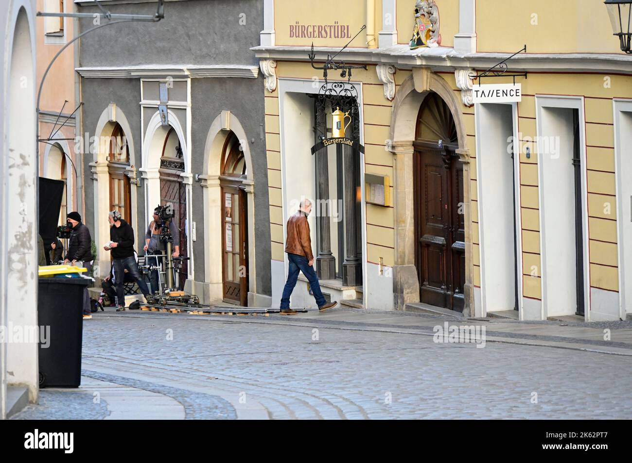 Im Bild: Hauptdarsteller Götz Schubert. Erster Drehtag zu Teil 14 der Krimiserie `Wolfsland' auf der Neißstraße vor dem set der historischen Gaststätt Banque D'Images